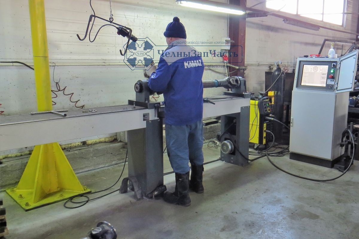 Оператор контролирует параметры карданного вала на испытательном стенде